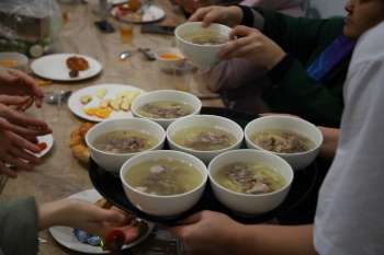 «Әл-Фараби»: Қадір түні 650 адамға ауызашар мен сәресі берілді (фото)