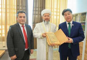 Әлихан Бәйменов ҚМДБ-ның «Сирек кітаптар қорына» құнды жәдігер табыстады