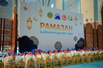 «Әл-Фараби»: 60 отбасыға «Рамазан қоржынын» тарту етті (фото)